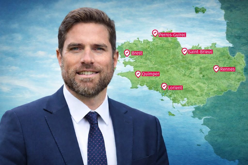 Vincent Jeanbrun devant une carte de la bretagne